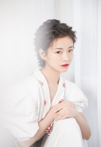 ​李庚希 甜美可爱写真图片，迎光而上，待你热烈绽放