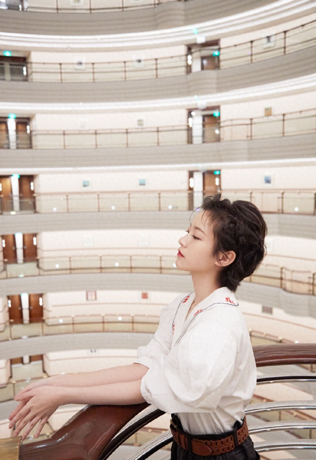 李庚希 甜美可爱写真图片，迎光而上，待你热烈绽放