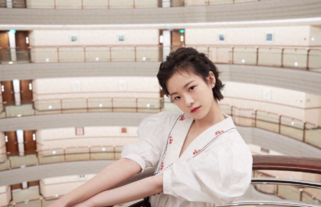 李庚希 甜美可爱写真图片，迎光而上，待你热烈绽放