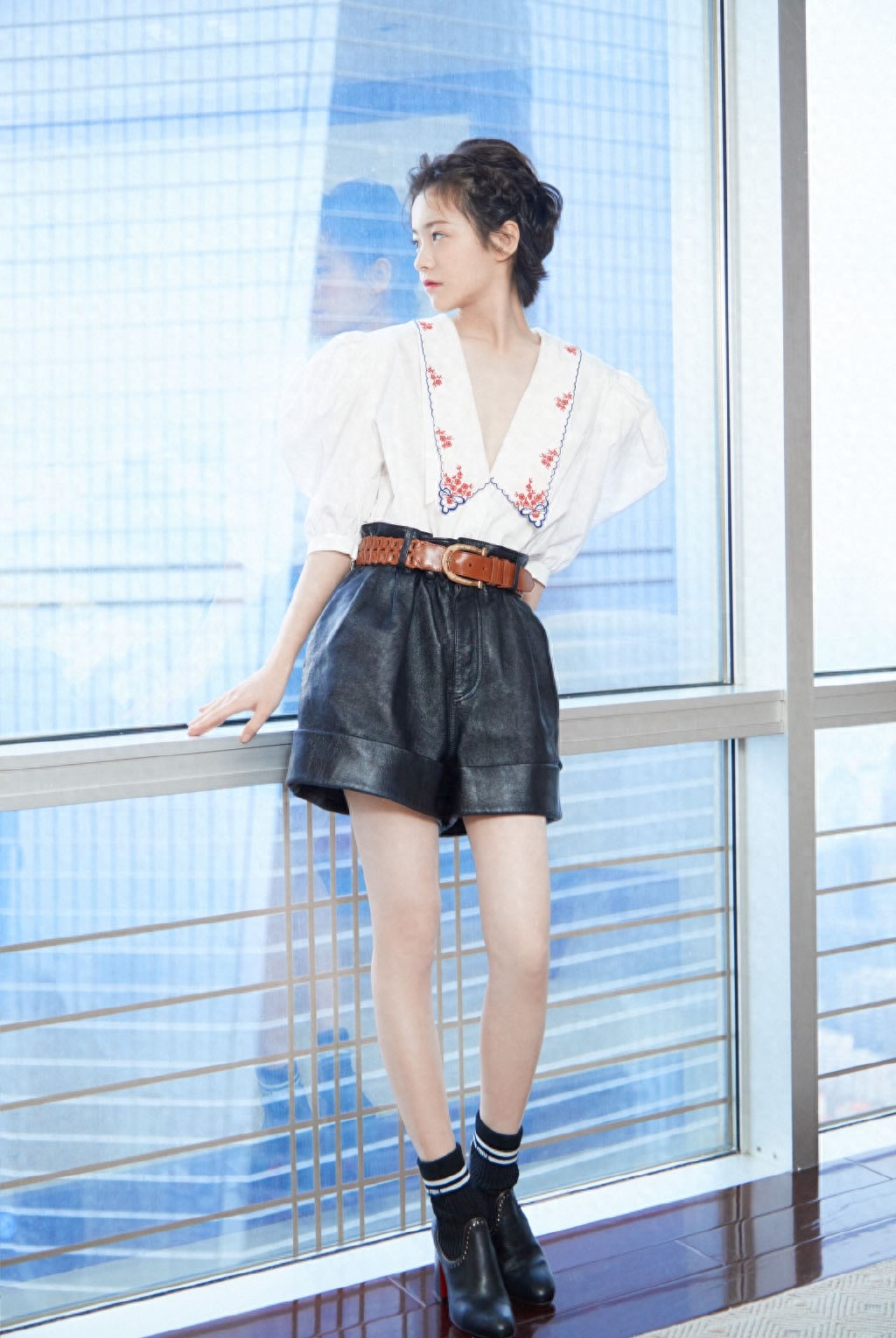 李庚希 甜美可爱写真图片，迎光而上，待你热烈绽放