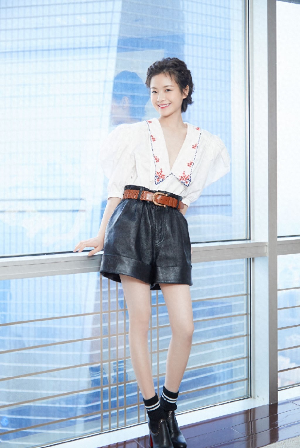 李庚希 甜美可爱写真图片，迎光而上，待你热烈绽放