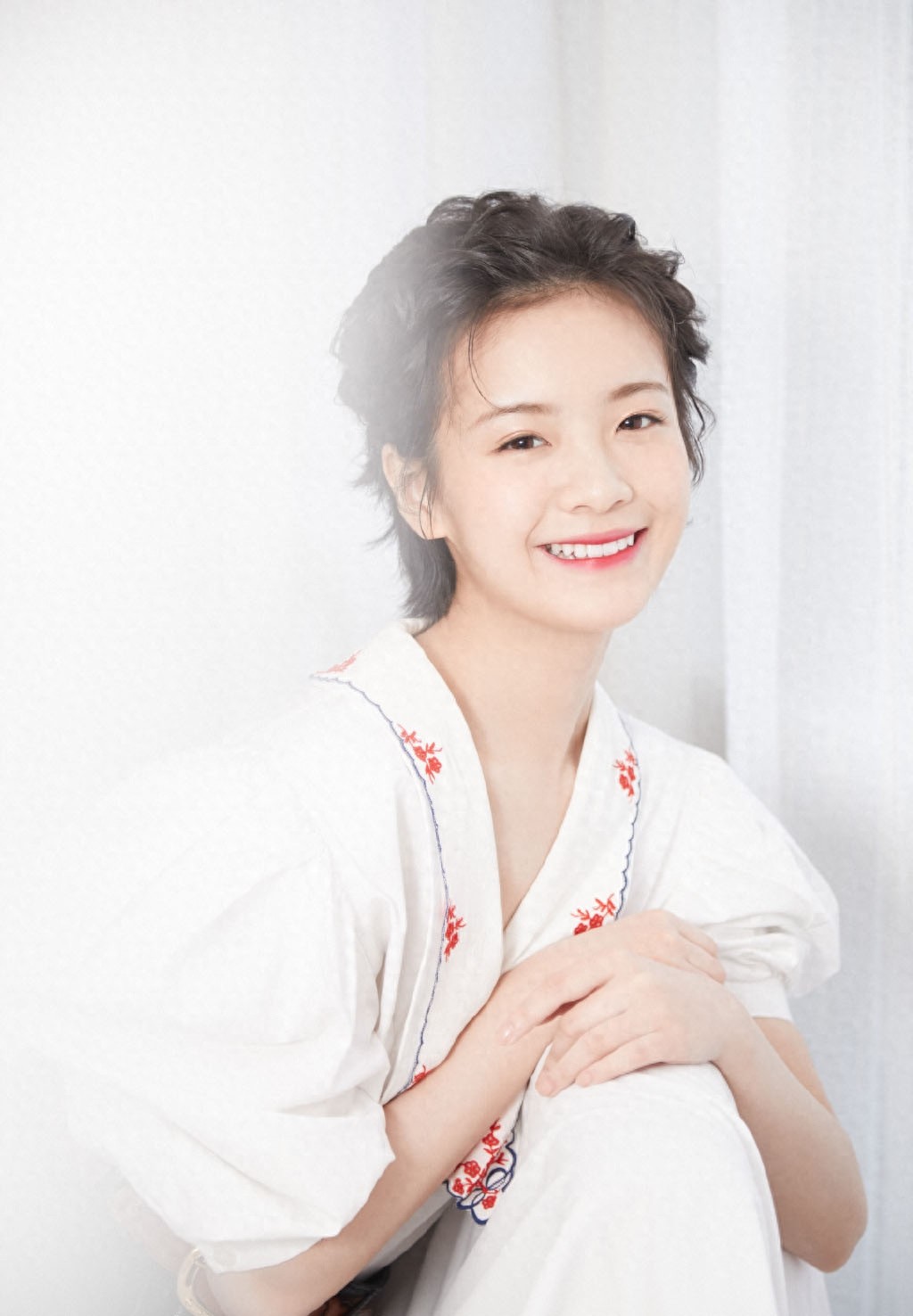 李庚希 甜美可爱写真图片，迎光而上，待你热烈绽放