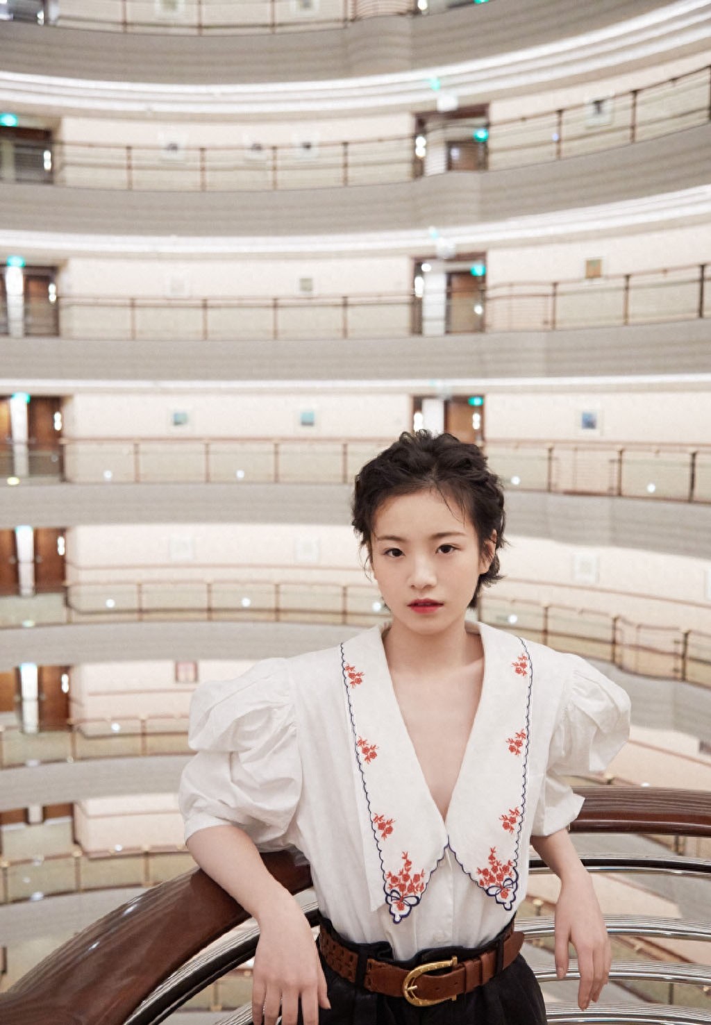 李庚希 甜美可爱写真图片，迎光而上，待你热烈绽放