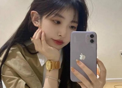 ​孙颖莎把金牌挂在教练脖子上