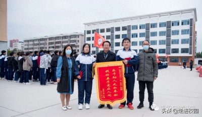 ​暖心，邯郸市滏春中学学生帮助走失小孩找到家长
