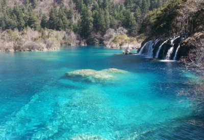 ​九寨沟著名景点火花海受损严重 现长50米决口几乎已无水