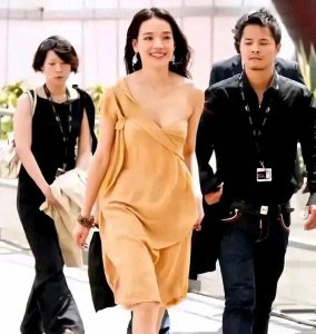 ​舒淇心真大，无惧偷拍，单肩裙勒出副乳，另一边没带子的更惹眼