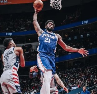 ​糟了！恩比德遭大帽摔倒扭伤右膝无奈退赛 慢镜头显示落地严重反曲