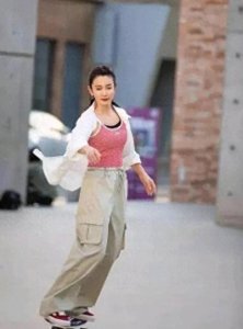 ​李冰冰滑板时的精神抖擞，穿着白衬衫时尚与酷的魅力结合