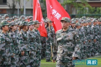 ​嘉兴学院举行2021级学生军训阅兵式暨表彰大会