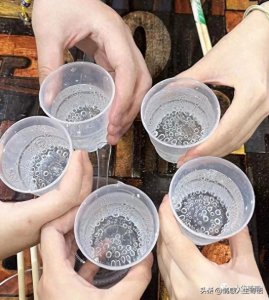 ​和朋友一起吃饭的文案，适合闺蜜聚餐发的朋友圈说说