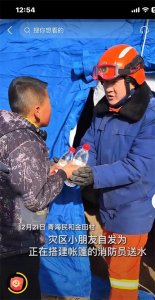 ​灾区小男孩反向投喂，感动亿万网友