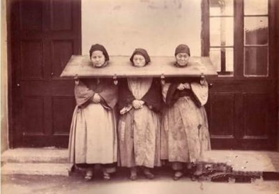 ​清末刑罚照片：半空蹲马步，图4被强迫跪在铁链，图5犯人痛苦万分