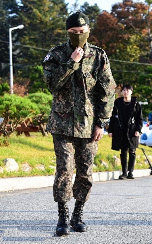 权志龙正式退伍，军装皮靴露脸帅气十足，手腕的卡西欧手表太潮了