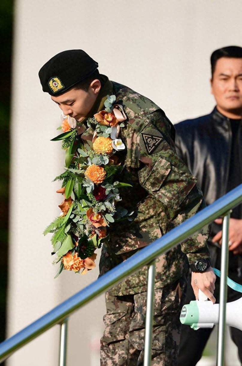 权志龙正式退伍，军装皮靴露脸帅气十足，手腕的卡西欧手表太潮了