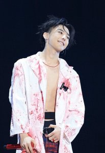 ​权志龙正式退伍，军装皮靴露脸帅气十足，手腕的卡西欧手表太潮了