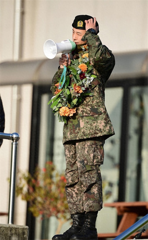 权志龙正式退伍，军装皮靴露脸帅气十足，手腕的卡西欧手表太潮了