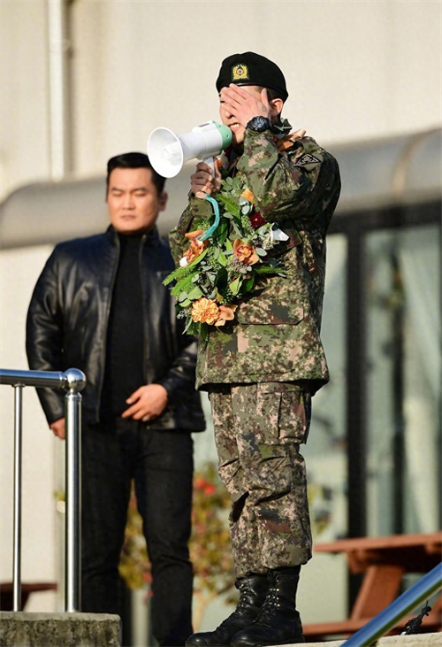 权志龙正式退伍，军装皮靴露脸帅气十足，手腕的卡西欧手表太潮了