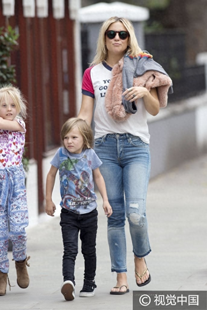 凯特哈德森素颜披毛毯玩呼啦圈造型另类 儿子跪地逗狗爱心爆棚可爱调皮