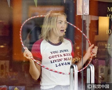 ​凯特哈德森素颜披毛毯玩呼啦圈造型另类 儿子跪地逗狗爱心爆棚可爱调皮