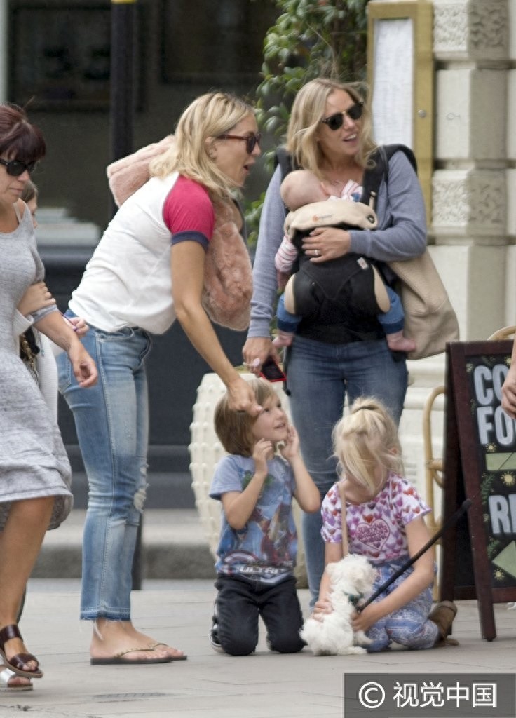 凯特哈德森素颜披毛毯玩呼啦圈造型另类 儿子跪地逗狗爱心爆棚可爱调皮