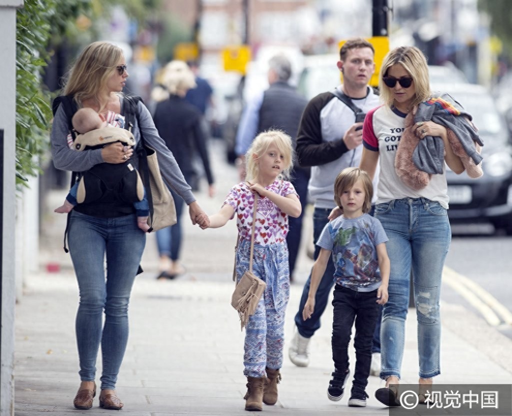 凯特哈德森素颜披毛毯玩呼啦圈造型另类 儿子跪地逗狗爱心爆棚可爱调皮