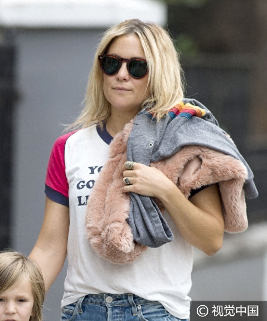 凯特哈德森素颜披毛毯玩呼啦圈造型另类 儿子跪地逗狗爱心爆棚可爱调皮