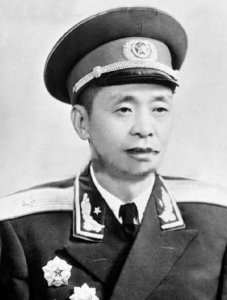 ​1955年甘祖昌被授予少将军衔，两年后提出辞职：希望可以回乡种地