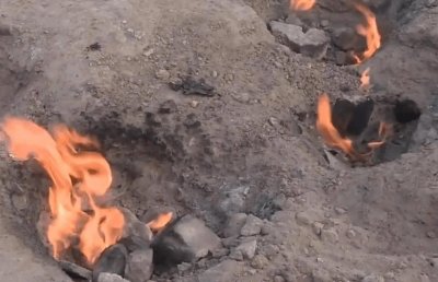 ​中国有个神奇的村庄空地冒火六十多年，不管刮风下雨都不会熄灭