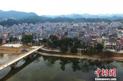 ​航拍江西德兴古村农舍群 栉比鳞次红蓝相间