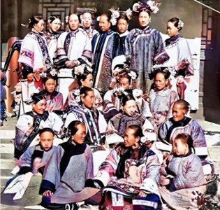 ​晚清真实老照片：花楼女子媚态百出，溥仪的乳娘丰乳肥臀！