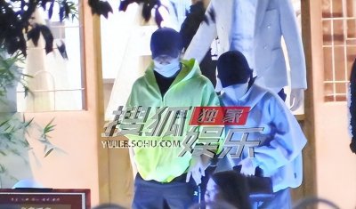 ​独家：王菲谢霆锋聚餐十指相扣复刻早年恋情照片