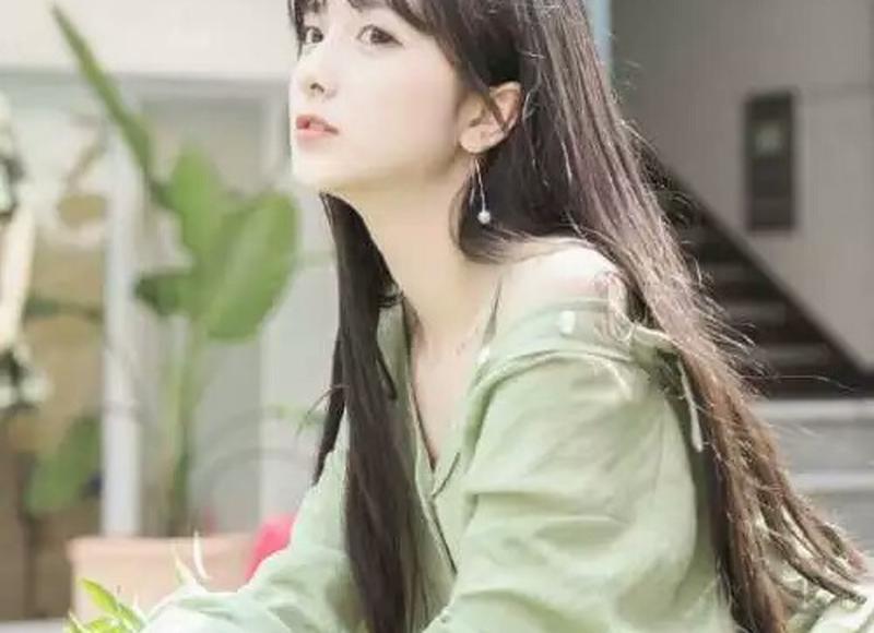 一男子抓到一只龙