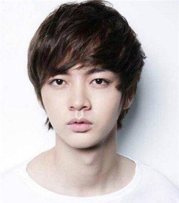 烫发男发型清爽型(15款英气男人的烫发发型)(13)