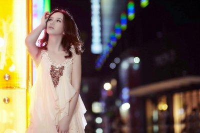 ​一个人走在夜晚街头的唯美靓丽美女