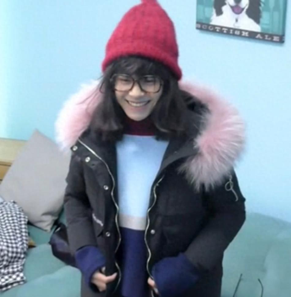 千玺穿女装比耶超可爱,网友:还以为是个美女小妹妹
