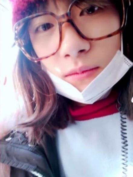 千玺穿女装比耶超可爱,网友:还以为是个美女小妹妹
