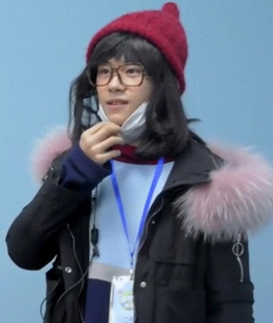 千玺穿女装比耶超可爱,网友:还以为是个美女小妹妹