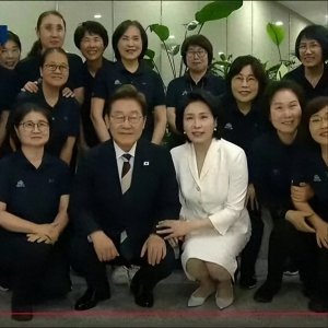 ​从贫民窟到青瓦台：李在明背后的两个女人有多重要？