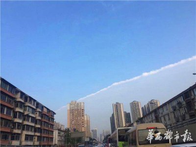​仿佛有“刷子”在天空轻轻一刷 成都今晨现“碧海云天”