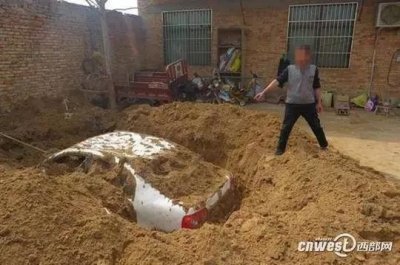 ​男子肇事伤人后逃逸 怕担责在自家院里挖坑埋车