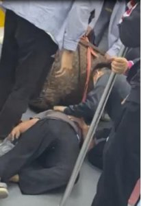 ​济南一男子地铁上晕倒，被救醒后自述没钱吃饭，乘客纷纷解囊相助