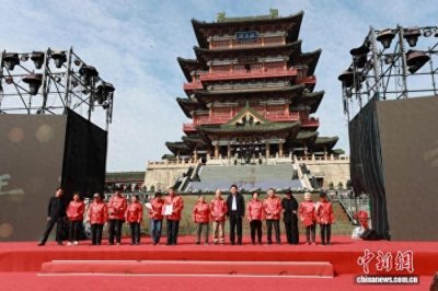 ​江西南昌：重阳佳节 50对银发老人滕王阁下庆“金婚”