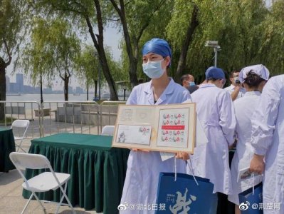 ​收入全捐！中国邮政抗疫邮票在武汉首发