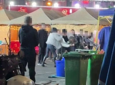 ​重庆一夜市多人打架，有人倒地不起，当地：警方已介入