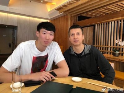 ​周琦晒与郭士强合影：有家人自远方来 不亦乐乎