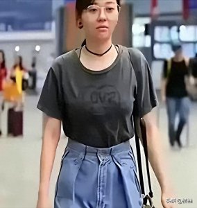 ​张靓颖机场素颜照曝光，网友直呼：台上台下，反差太大了！
