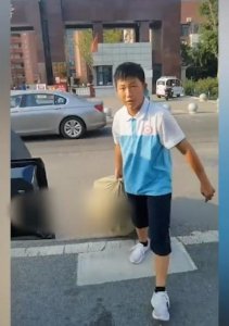 ​13岁少年军训后拎回一麻袋废品称回家卖钱换班费，网友：懂事的孩子