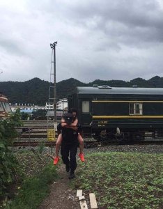 ​女子着急来上海见男友，坐错车后竟在安徽绩溪直接跳火车