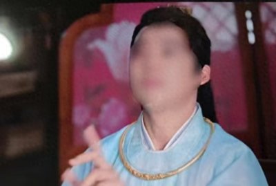 ​范思辙摘不掉的大金项圈：富贵象征还是角色魅力？